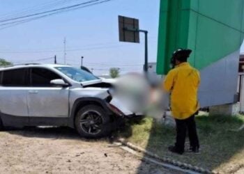Camionetas chocan Nuevo Laredo