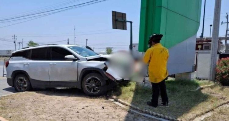 Camionetas chocan Nuevo Laredo
