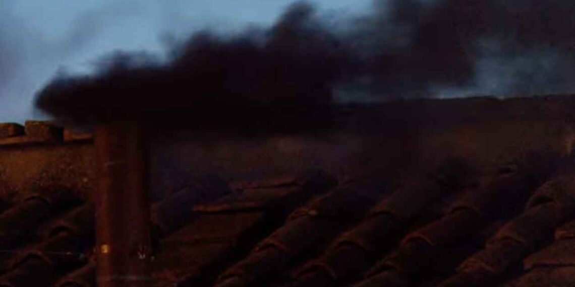 Cardenales no llegan a un acuerdo para elegir al nuevo Papa; el jueves continuarán las votaciones