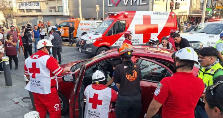 Choca auto patrulla Monterrey