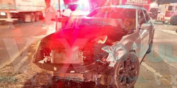 Choca por pasarse la luz roja en Nuevo Laredo; hay dos jóvenes lesionados