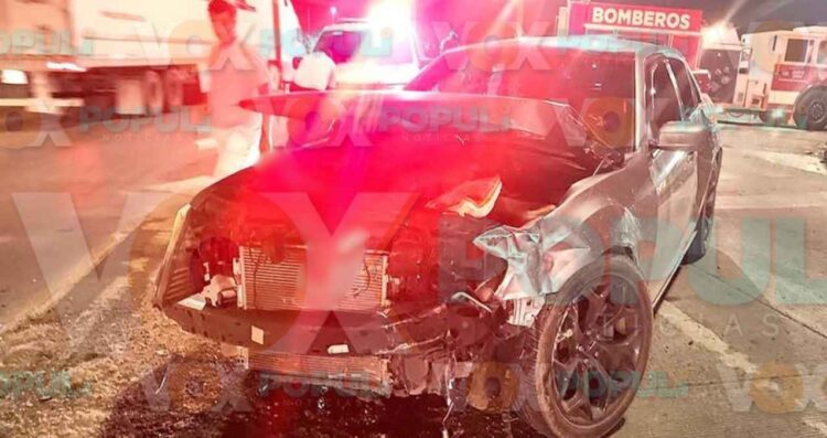 Choca por pasarse la luz roja en Nuevo Laredo; hay dos jóvenes lesionados