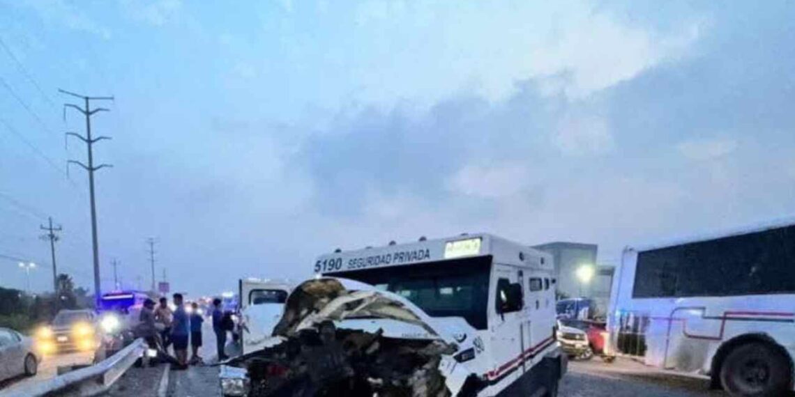 Chocan unidad de valores y vehículo en Reynosa, Tamaulipas