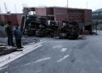 Chofer de camión resulta lesionado tras volcadura de camión en San Pedro