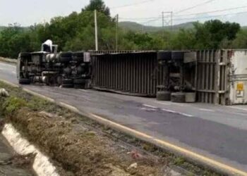 Chofer de tráiler queda lesionado al volcar en la Carretera Nacional de Montemorelos, NL