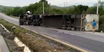 Chofer de tráiler queda lesionado al volcar en la Carretera Nacional de Montemorelos, NL
