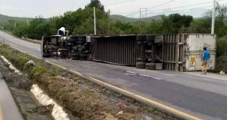 Chofer de tráiler queda lesionado al volcar en la Carretera Nacional de Montemorelos, NL