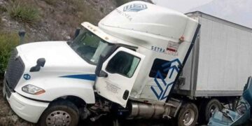 Choque entre dos tráileres deja un lesionado y cierre vial en Santa Catarina, Nuevo León