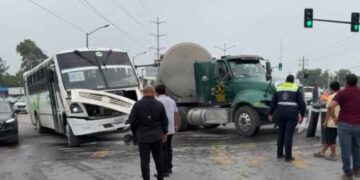Choque entre transporte y tractocamión deja cinco lesionados en Reynosa, Tamaulipas
