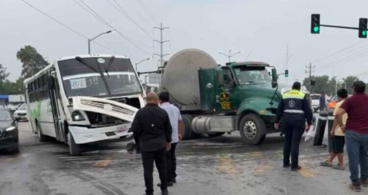 Choque entre transporte y tractocamión deja cinco lesionados en Reynosa, Tamaulipas