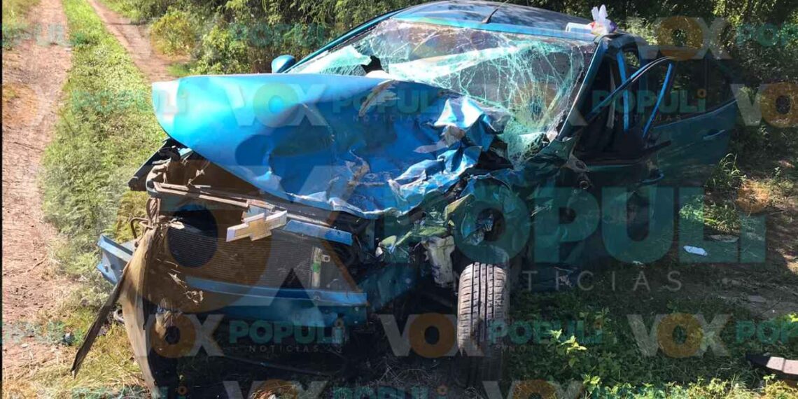 Choque frontal deja a un hombre atrapado y otro herido en la carretera Victoria-Monterrey