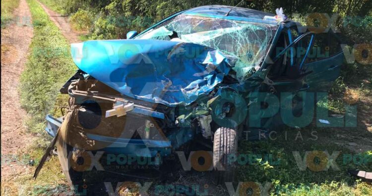 Choque frontal deja a un hombre atrapado y otro herido en la carretera Victoria-Monterrey