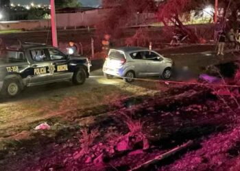 Choque frontal entre motocicleta y vehículo deja a 2 jovencitos sin vida en Tlajomulco, Jalisco