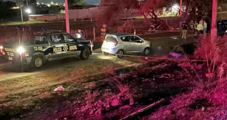 Choque frontal entre motocicleta y vehículo deja a 2 jovencitos sin vida en Tlajomulco, Jalisco