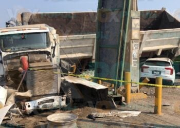 Choque múltiple entre tráileres y camionetas colapsa vialidad en Altamira, Tamaulipas