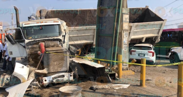 Choque múltiple entre tráileres y camionetas colapsa vialidad en Altamira, Tamaulipas