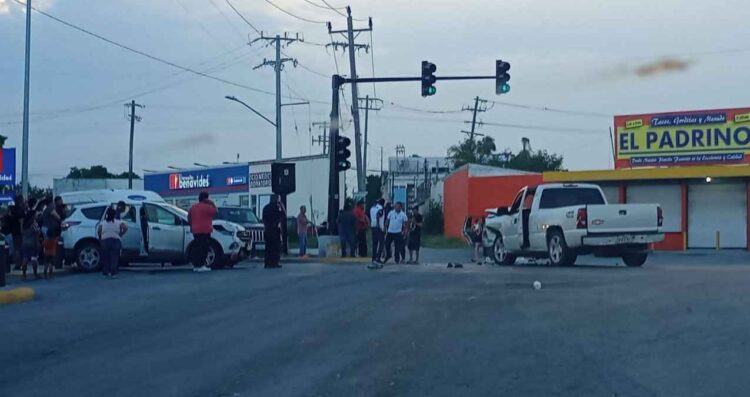Aparatoso accidente en Reynosa colapsa vialidad