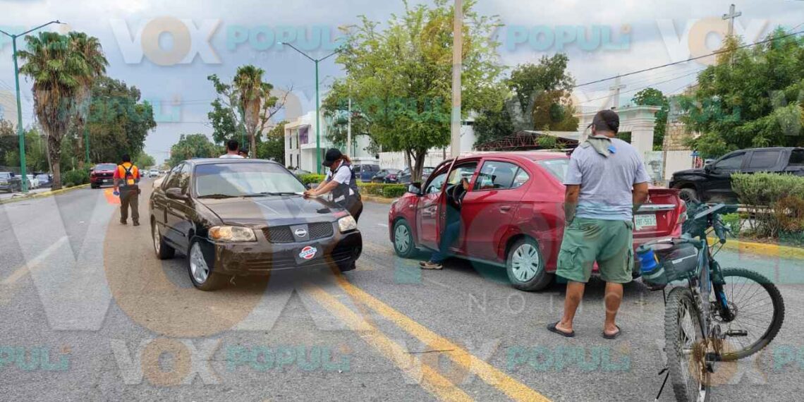Choque por retorno imprudente deja solo daños materiales en Ciudad Victoria, Tamaulipas