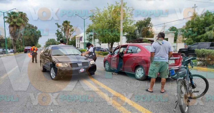 Choque por retorno imprudente deja solo daños materiales en Ciudad Victoria, Tamaulipas