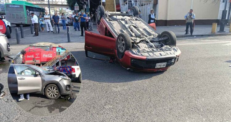 Fuerte choque con volcadura en el Centro de Monterrey deja 4 heridos