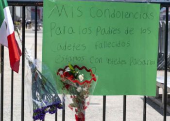 Ciudadanos improvisan altar frente al buque Cuauhtémoc en NY