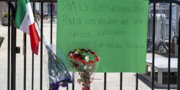 Ciudadanos improvisan altar frente al buque Cuauhtémoc en NY