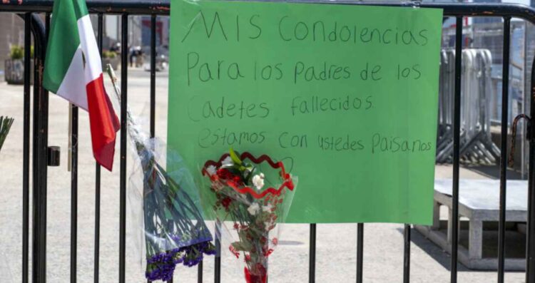 Ciudadanos improvisan altar frente al buque Cuauhtémoc en NY