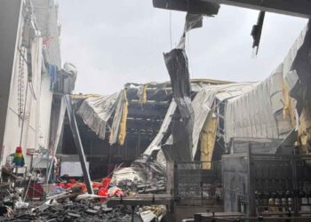 Colapsa techo de nave industrial en Santa Catarina, Nuevo León; evacúan a 90 trabajadores