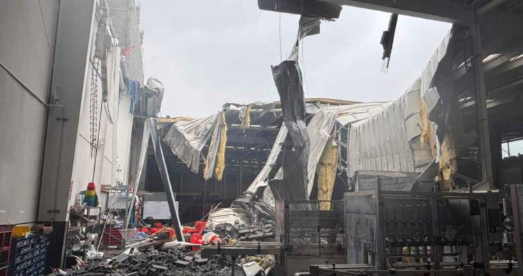 Colapsa techo de nave industrial en Santa Catarina, Nuevo León; evacúan a 90 trabajadores
