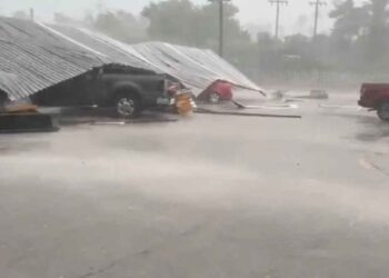 Colapsa techo de tienda por fuertes lluvias en Sabinas Hidalgo, Nuevo León