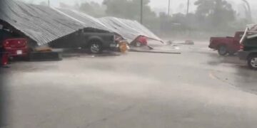 Colapsa techo de tienda por fuertes lluvias en Sabinas Hidalgo, Nuevo León