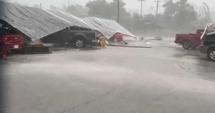 Colapsa techo de tienda por fuertes lluvias en Sabinas Hidalgo, Nuevo León