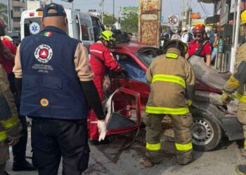 Colisión entre automóvil y camioneta de transporte de personal deja 2 heridos en León, Guanajuato