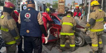 Colisión entre automóvil y camioneta de transporte de personal deja 2 heridos en León, Guanajuato