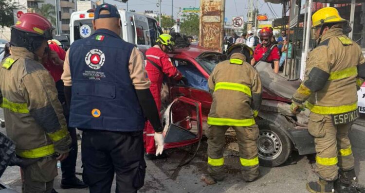 Colisión entre automóvil y camioneta de transporte de personal deja 2 heridos en León, Guanajuato