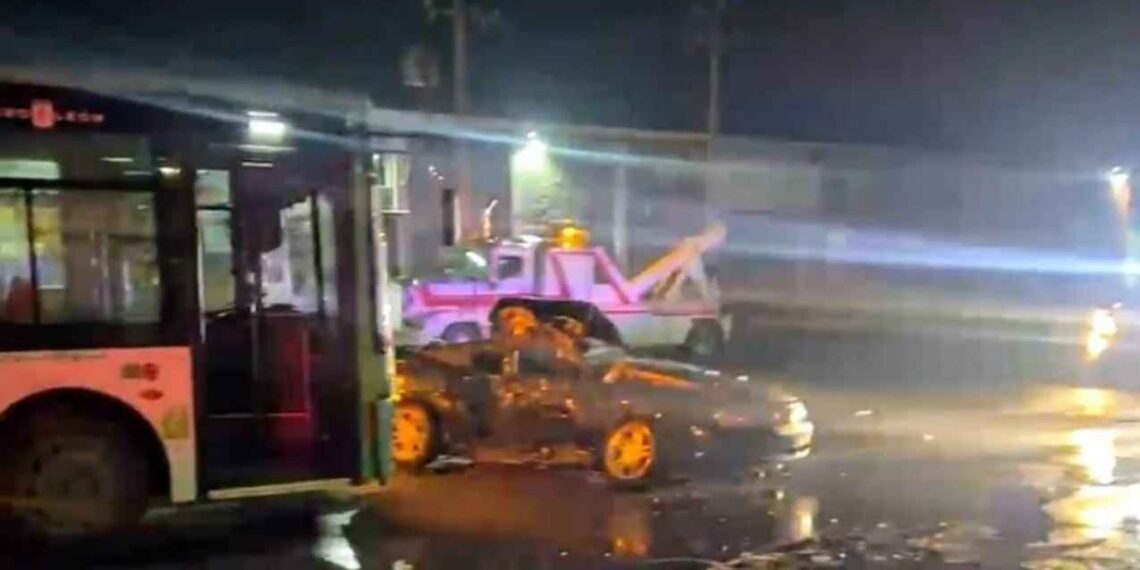 Colisión entre camión de pasajeros y vehículo particular deja 2 muertos en Pesquería, Nuevo León