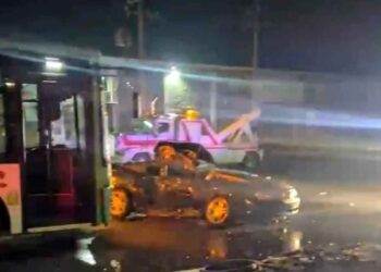 Colisión entre camión de pasajeros y vehículo particular deja 2 muertos en Pesquería, Nuevo León