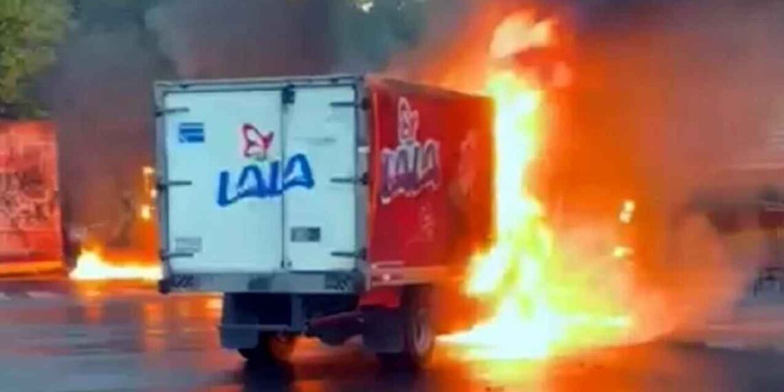 Comuneros Arantepacua queman vehículos