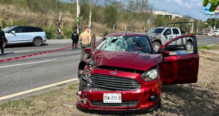 Conductor atropella y mata a 2 personas en la Carretera Nacional en Santiago, NL
