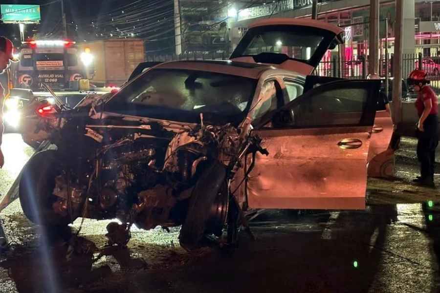 Conductor choca su camioneta BMW contra un barandal y huye en Monterrey, NL