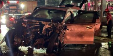 Conductor choca su camioneta BMW contra un barandal y huye en Monterrey, NL