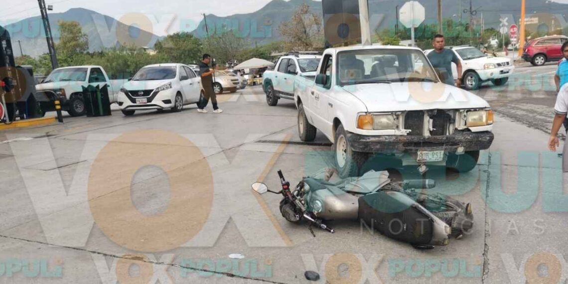 Conductor de camioneta arrolla a motociclista en gasolinera de Ciudad Victoria, Tamaulipas