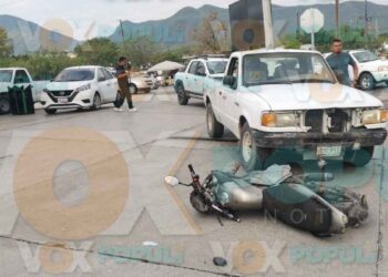 Conductor de camioneta arrolla a motociclista en gasolinera de Ciudad Victoria, Tamaulipas
