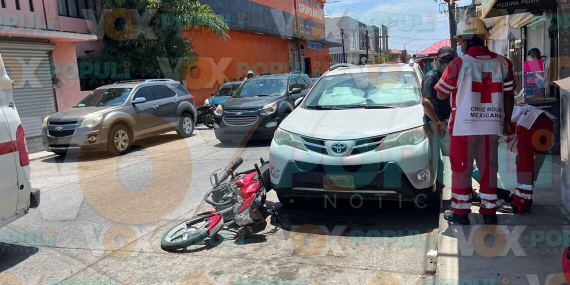 Conductor distraído embiste a motociclista en el centro de El Mante, Tamaulipas