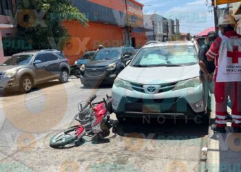 Conductor distraído embiste a motociclista en el centro de El Mante, Tamaulipas