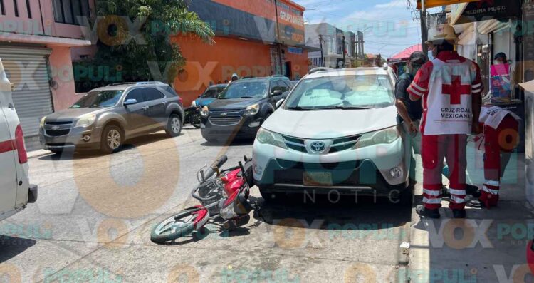 Conductor distraído embiste a motociclista en el centro de El Mante, Tamaulipas