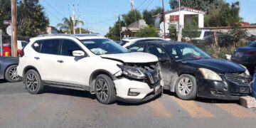 Conductor ignora alto y provoca choque en el centro de Nuevo Laredo, Tamaulipas