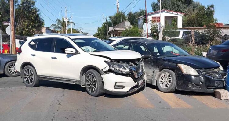 Conductor ignora alto y provoca choque en el centro de Nuevo Laredo, Tamaulipas