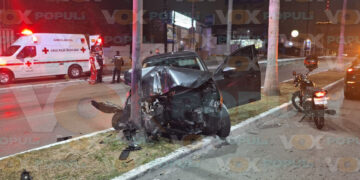 Conductor pierde el control de su vehículo y choca contra el poste de una lámpara en Tampico, Tamaulipas
