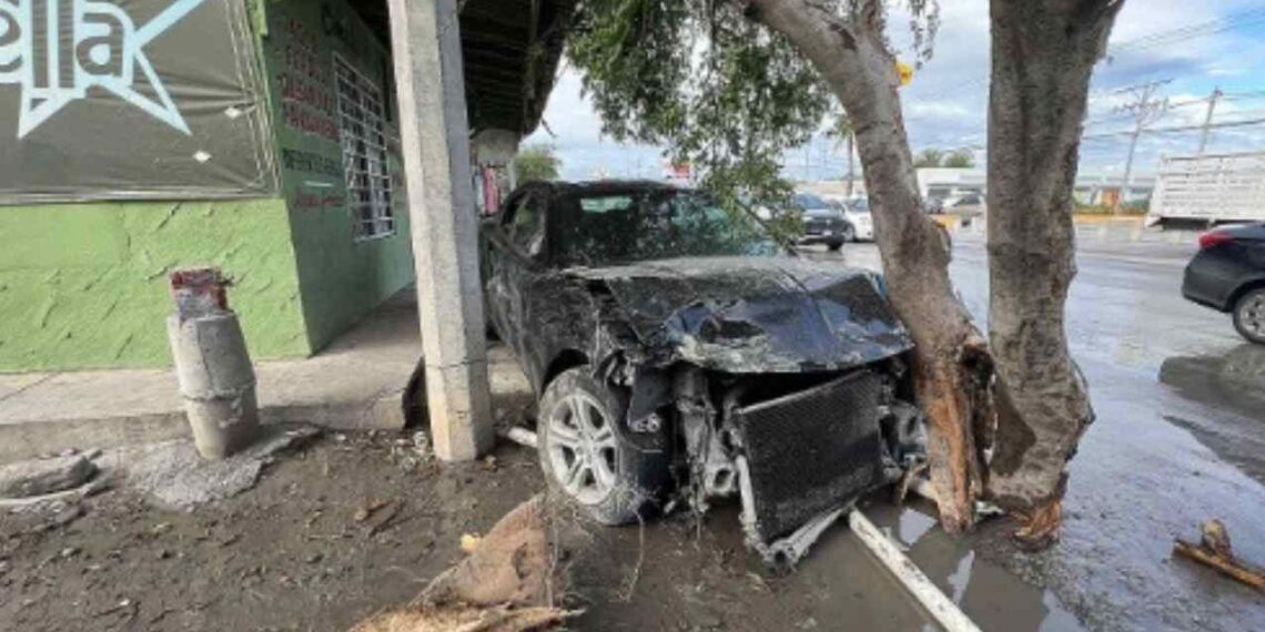 Conductor pierde el control y choca contra árbol en Nuevo Laredo, Tamaulipas